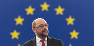 Martin Schulz am Rednerpult vor der EU-Flagge