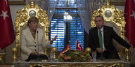 Merkel und Erdogan auf goldenen Stühlen