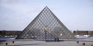 Der Louvre - ein pyramidenförmiges Glasgebäude