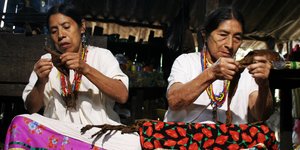 Zwei Frauen rollen Zigarren
