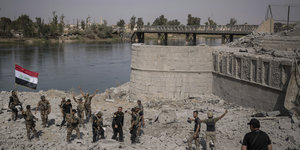 Jubelnde Soldaten an einem Fluss