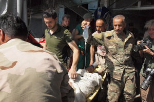Soldaten tragen einen Verletzten auf einer Liege
