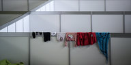 Kinderwäsche hängt über den Abtrennungswänden einer Flüchtlingsunterkunft