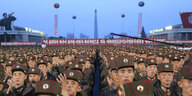 Nordkoreanische Soldaten stehen in Reih und Glied