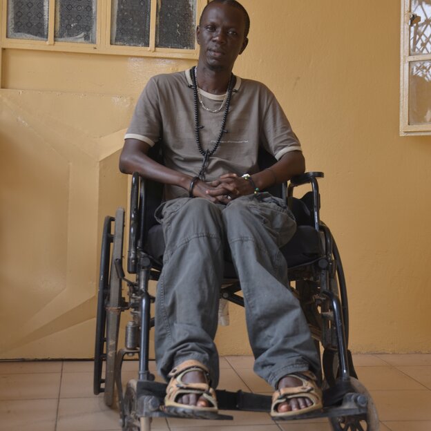 Yusufa Mbaye in seinem Rollstuhl