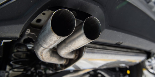 Der Auspuff von einem Auto Der Auspuff von einem Auto