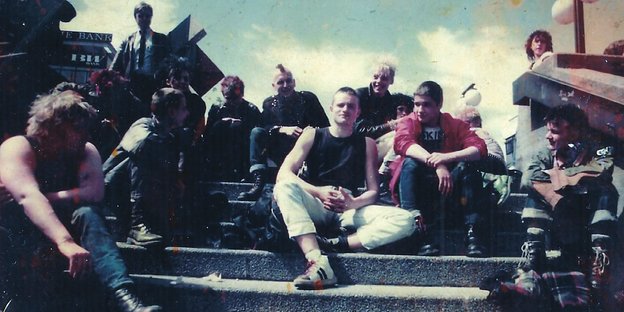Punks auf einer Treppe Punks auf einer Treppe