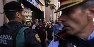 Demonstrationen in Barcelona stehen hinter zwei Polizisten