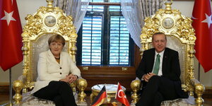 Merkel und Erdogan posieren auf einem goldenen Thron