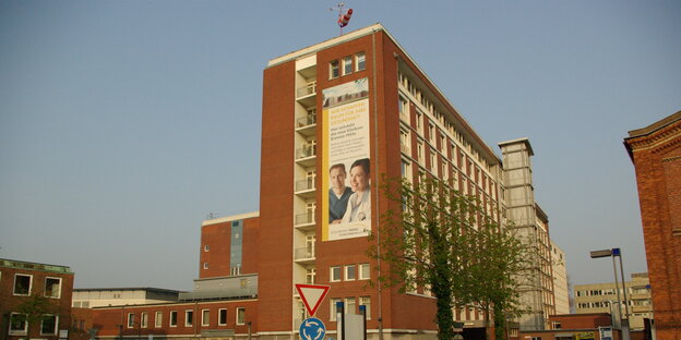 Die Fassade des Bettenhauses des Klinikums Mitte.