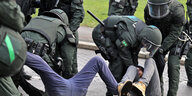 Polizisten in Leipzig im Handgemenge mit Zivilisten