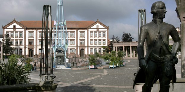 Rathaus von Pirmasens mit Ludwig IX.-Statue