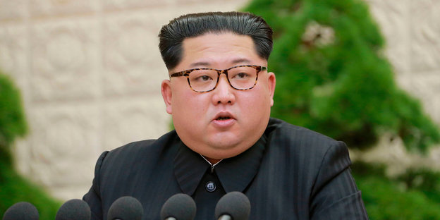 Kim Jong Un vor Mikrofonen Kim Jong Un vor Mikrofonen