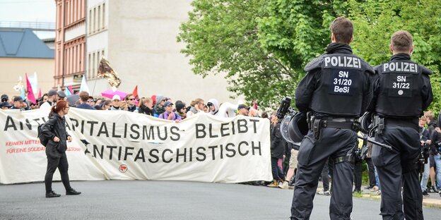 Demonstranten halten ein Transparent auf dem steht: Antikapitalismus bleibt antifaschistisch Demonstranten halten ein Transparent auf dem steht: Antikapitalismus bleibt antifaschistisch