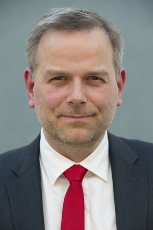 Leif-Erik Holm blickt in die Kamera Leif-Erik Holm blickt in die Kamera