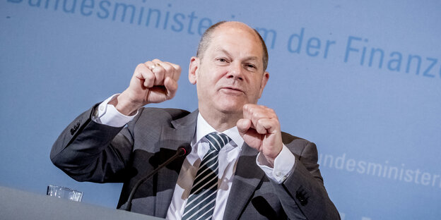 Olaf Scholz ballt die Fäuse bei der Pressekonferenz zur Steuerschätzung