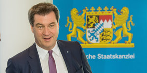Markus Söder, im Hintergrund das Logo seiner Staatskanzlei