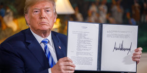 Trump hält Memorandum zu Iran hoch