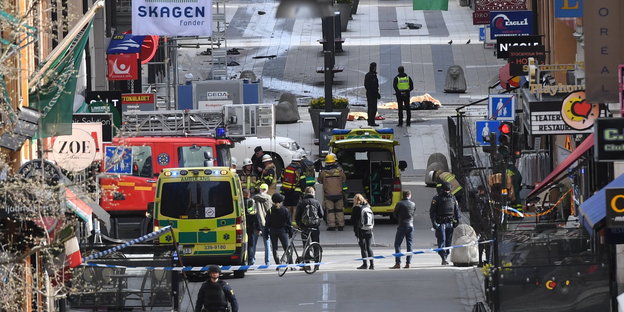 Krankenwagen und ein abgesperrter Innenstadtbereich in Stockholm