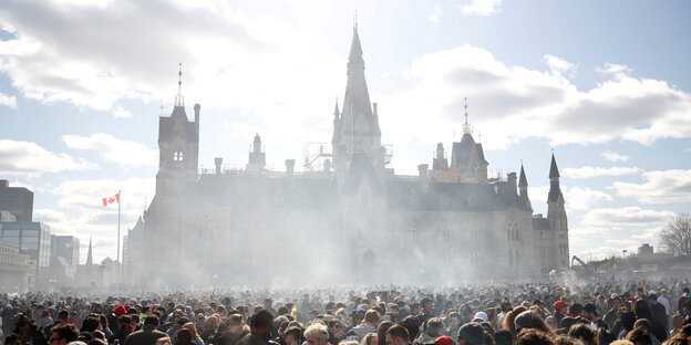 Vor der Legalisierung von Cannabis trafen sich jährlich vor dem Parlament in Ottawa Menschen um für die Legalisierung einzutreten: Vor dem Parlament stehen sehr viele Menschen, das Gebäude ist von Rauch vernebelt