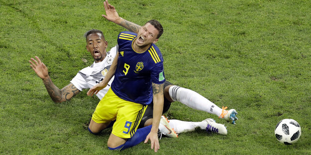 Boateng und ein schwedischer Spieler liegen am Boden Boateng und ein schwedischer Spieler liegen am Boden
