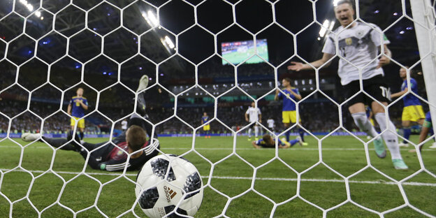 Marco Reus kurz nachdem er sein Tor geschossen hat, man sieht wie der Ball im Tor landet Marco Reus kurz nachdem er sein Tor geschossen hat, man sieht wie der Ball im Tor landet