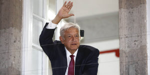 López Obrador begrüßt seine Anhänger. Er wird neuer Präsident von Mexiko.