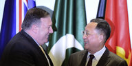Mike Pompeo, Außenminister der USA, begrüßt Ri Young Ho, Außenminister von Nordkorea, während sie sich für ein Gruppenfoto im Rahmen des 51. ASEAN-Außenministertreffens aufstellen