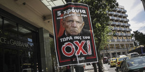 Ein Plakat mit dem Gesicht Schäubles und einem "Oxi"