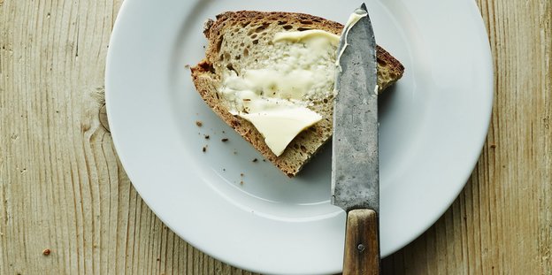 Teller mit Butterbrot und Messer Teller mit Butterbrot und Messer