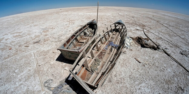 Boote in dem ausgetrockneten Poopo-See in Bolivien