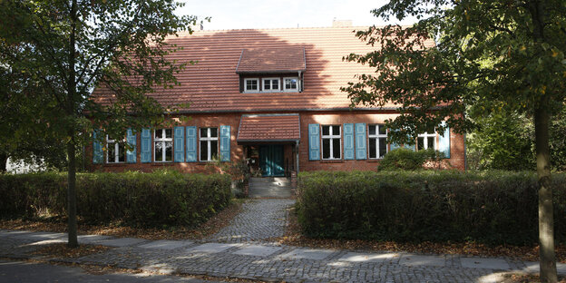 Ein idyllisches Haus ist von außen zu sehen Ein idyllisches Haus ist von außen zu sehen