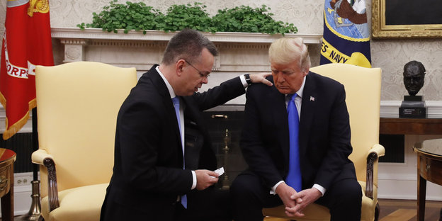 Brunson kniet neben Trump und betet für ihn