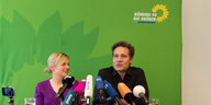 Die Spitzenkandidaten von Bündnis 90/Die Grünen, Katharina Schulze und Ludwig Hartmann, geben eine Pressekonferenz vor einem grünen Tuch