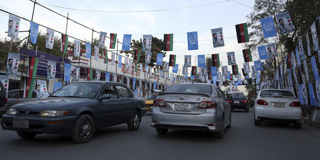 Werbe-Flaggen über Autos
