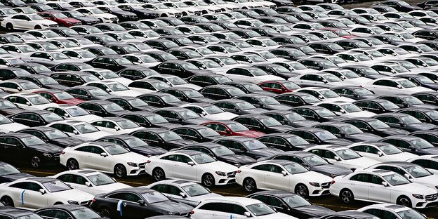 Ein Platz voller Autos.