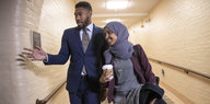Ilhan Omar steht mit Kopftuch neben einem Mann im Anzug