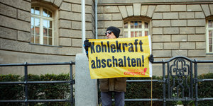 Ein Demonstrant hält ein Schild mit der Aufschrift «Kohlekraft abschalten»