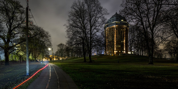 Langzeitbelichtung des alten Wasserturms im Schanzenviertel bei Nacht. Langzeitbelichtung des alten Wasserturms im Schanzenviertel bei Nacht.