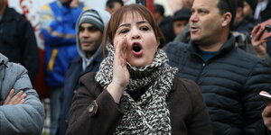 Eine tunesische Arbeiterin protestiert vor dem Hauptsitz der nationalen Gewerkschaft