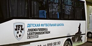 Seite eines Busses mit Aufschrift
