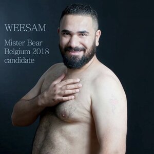 Weesam posiert mit freiem Oberkörper Weesam posiert mit freiem Oberkörper