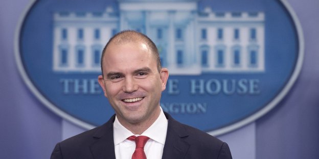 Ben Rhodes steht vor dem Emblem des Weißen Hauses Ben Rhodes steht vor dem Emblem des Weißen Hauses