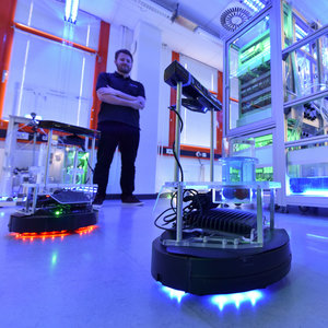 Roboter fahren am 03.02.2017 bei der Vorstellung einer vollautomatisierten Modellfabrik an der Universität Kassel (Hessen) durch den Raum.