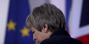Eine Frau, Theresa May, von hinten fotografiert