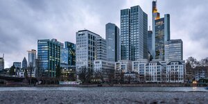 Frankfurts Skyline vor bewölktem Himmel