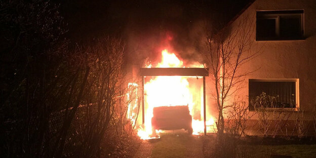 Ein brennendes Auto bei Dunkelheit Ein brennendes Auto bei Dunkelheit