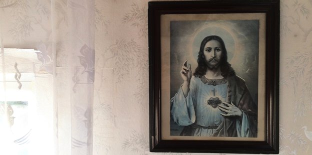 Ein Bild von Jesus hängt an einer Wand
