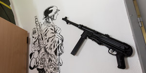 Zeichnung mit Waffe