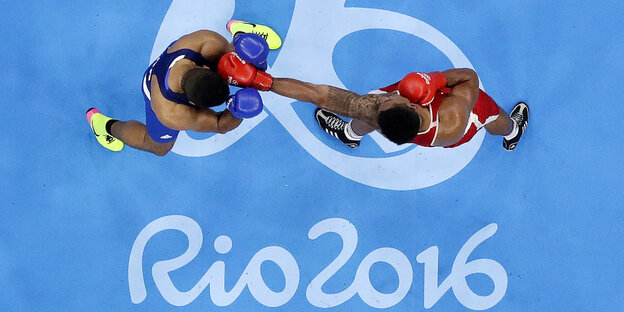 Zwei Boxer im Ring bei Olympia 2016, die Kamera hält von oben drauf